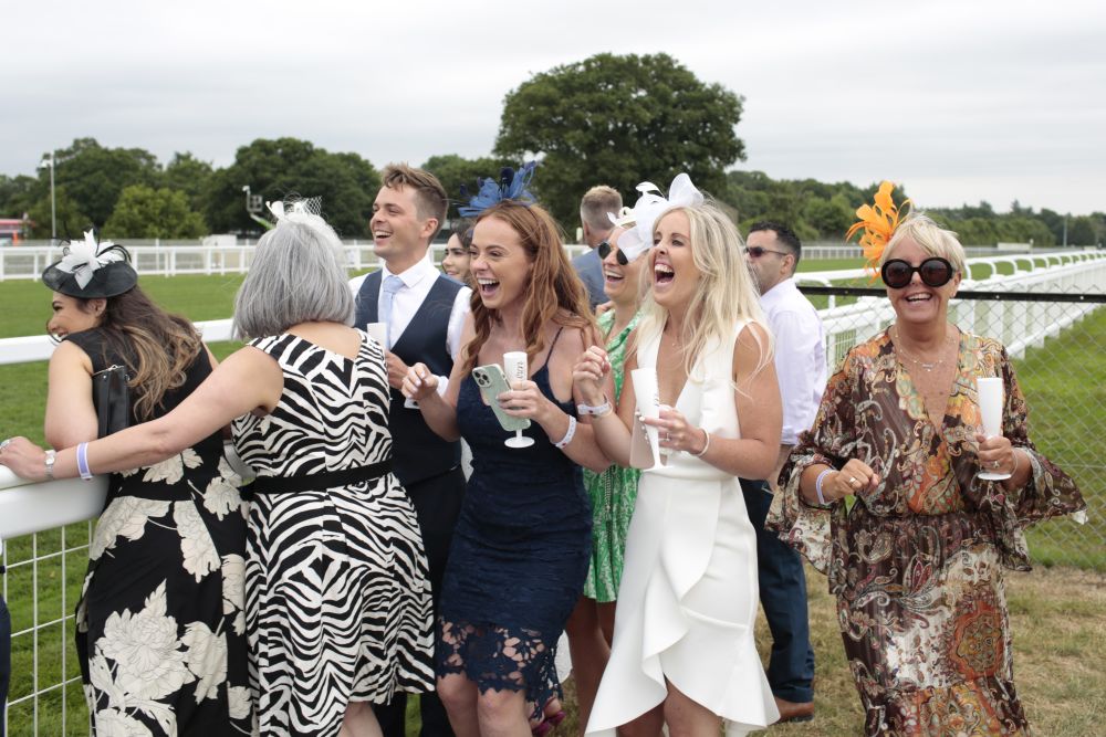 Всеки юни британските кралски особи, аристократи и хиляди стилни гости слагат най-впечатляващите си шапки за Роял Аскот - бляскаво годишно събитие с конни надбягвания. То датира от 1711 г., когато кралица Анна основава хиподрума Аскот в Бъркшър, Южна Англия.