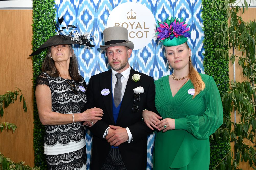 Всеки юни британските кралски особи, аристократи и хиляди стилни гости слагат най-впечатляващите си шапки за Роял Аскот - бляскаво годишно събитие с конни надбягвания. То датира от 1711 г., когато кралица Анна основава хиподрума Аскот в Бъркшър, Южна Англия.
