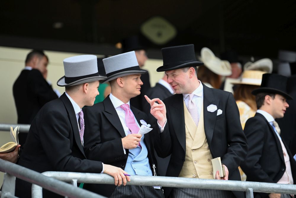 Всеки юни британските кралски особи, аристократи и хиляди стилни гости слагат най-впечатляващите си шапки за Роял Аскот - бляскаво годишно събитие с конни надбягвания. То датира от 1711 г., когато кралица Анна основава хиподрума Аскот в Бъркшър, Южна Англия.