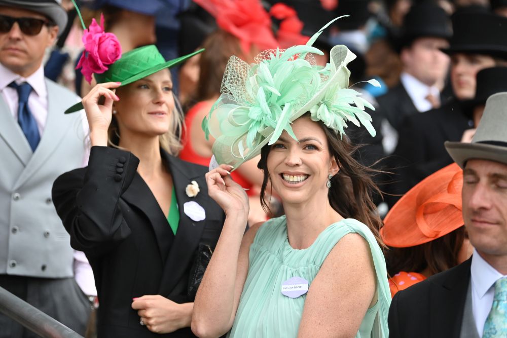 Всеки юни британските кралски особи, аристократи и хиляди стилни гости слагат най-впечатляващите си шапки за Роял Аскот - бляскаво годишно събитие с конни надбягвания. То датира от 1711 г., когато кралица Анна основава хиподрума Аскот в Бъркшър, Южна Англия.