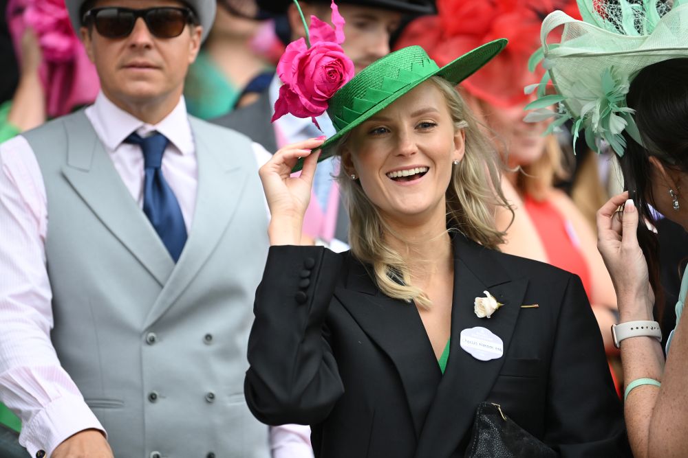 Всеки юни британските кралски особи, аристократи и хиляди стилни гости слагат най-впечатляващите си шапки за Роял Аскот - бляскаво годишно събитие с конни надбягвания. То датира от 1711 г., когато кралица Анна основава хиподрума Аскот в Бъркшър, Южна Англия.