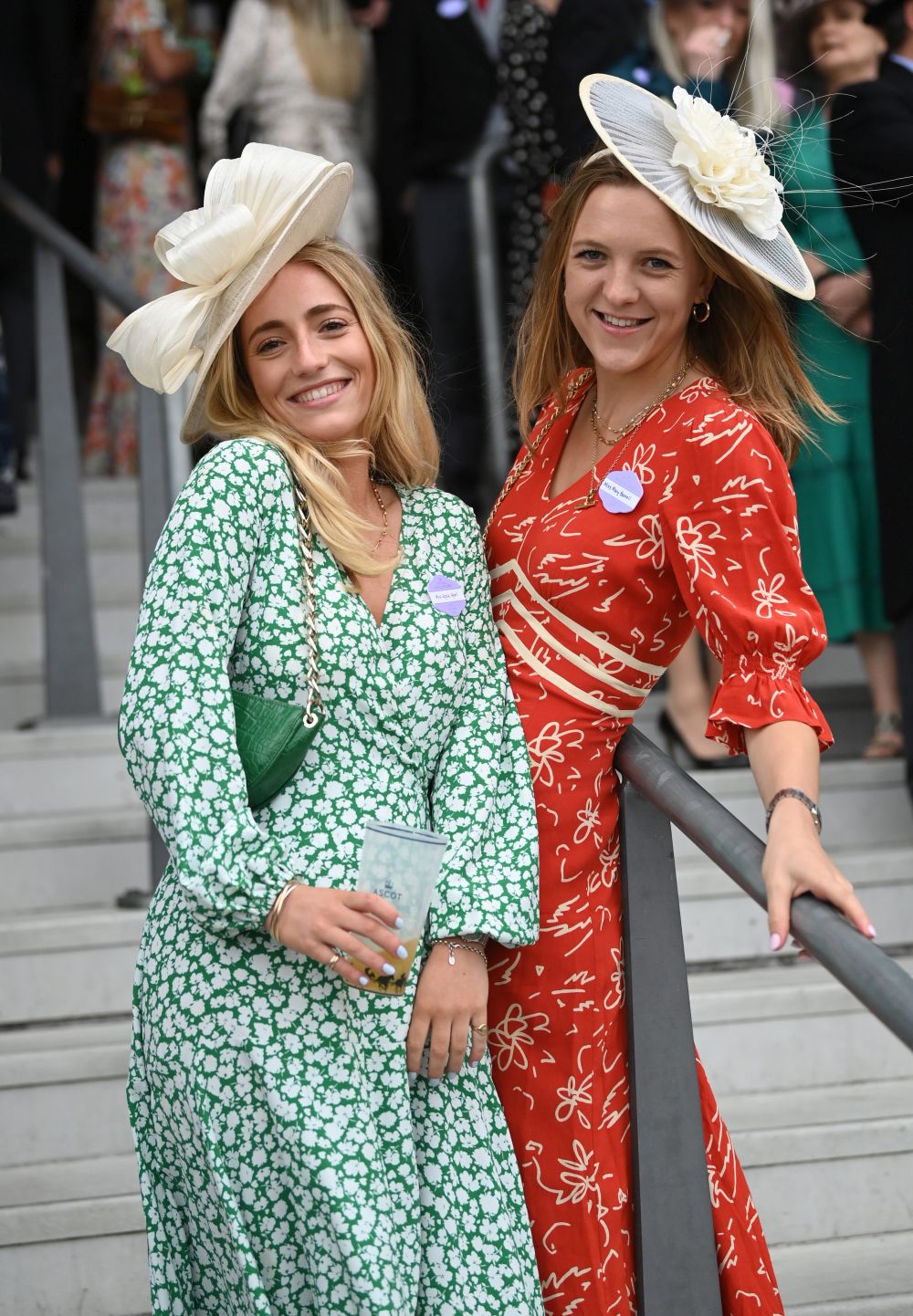 Всеки юни британските кралски особи, аристократи и хиляди стилни гости слагат най-впечатляващите си шапки за Роял Аскот - бляскаво годишно събитие с конни надбягвания. То датира от 1711 г., когато кралица Анна основава хиподрума Аскот в Бъркшър, Южна Англия.