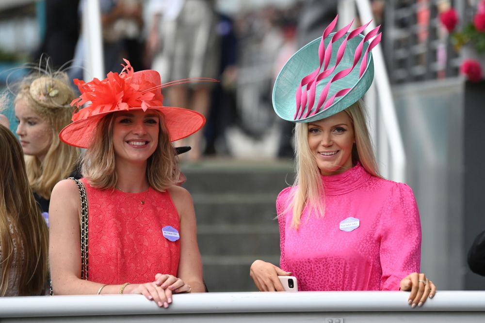 Всеки юни британските кралски особи, аристократи и хиляди стилни гости слагат най-впечатляващите си шапки за Роял Аскот - бляскаво годишно събитие с конни надбягвания. То датира от 1711 г., когато кралица Анна основава хиподрума Аскот в Бъркшър, Южна Англия.