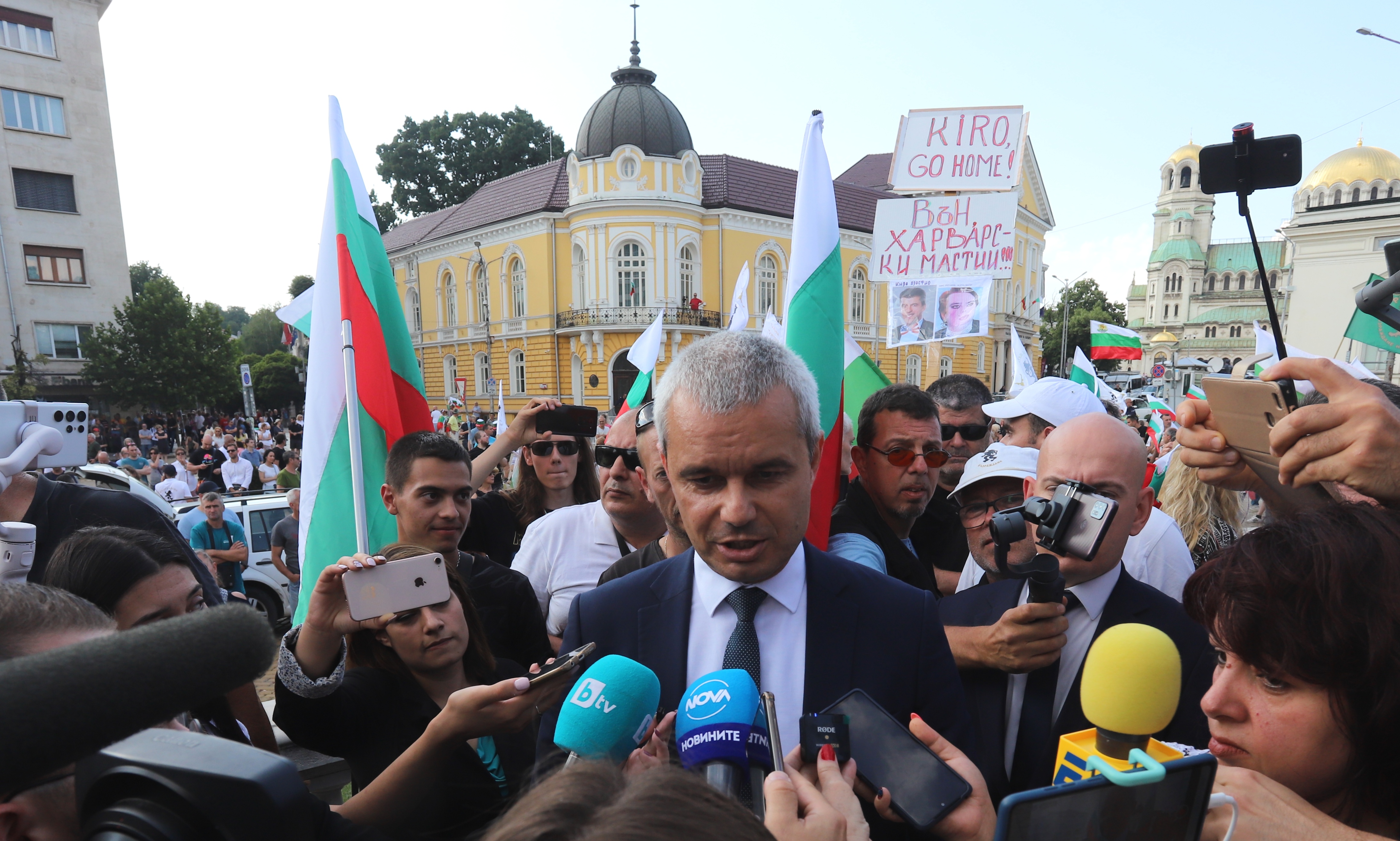 <p>Привърженици на партия &bdquo;Възраждане&ldquo; протестират пред парламента с искане за оставка на правителството. Събралите се скандират &bdquo;Оставка&ldquo;. Издигнат е плакат с надпис: &quot;Историята на България не се продава&quot;. Към протестиращите се присъединиха и депутати от партията</p>