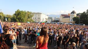На площад Свети Александър Невски се провежда демонстрация на граждани