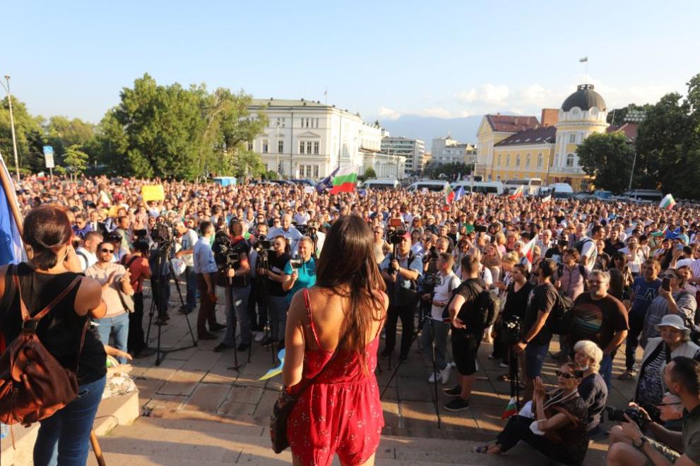 На площад Свети Александър Невски“ се провежда демонстрация на граждани