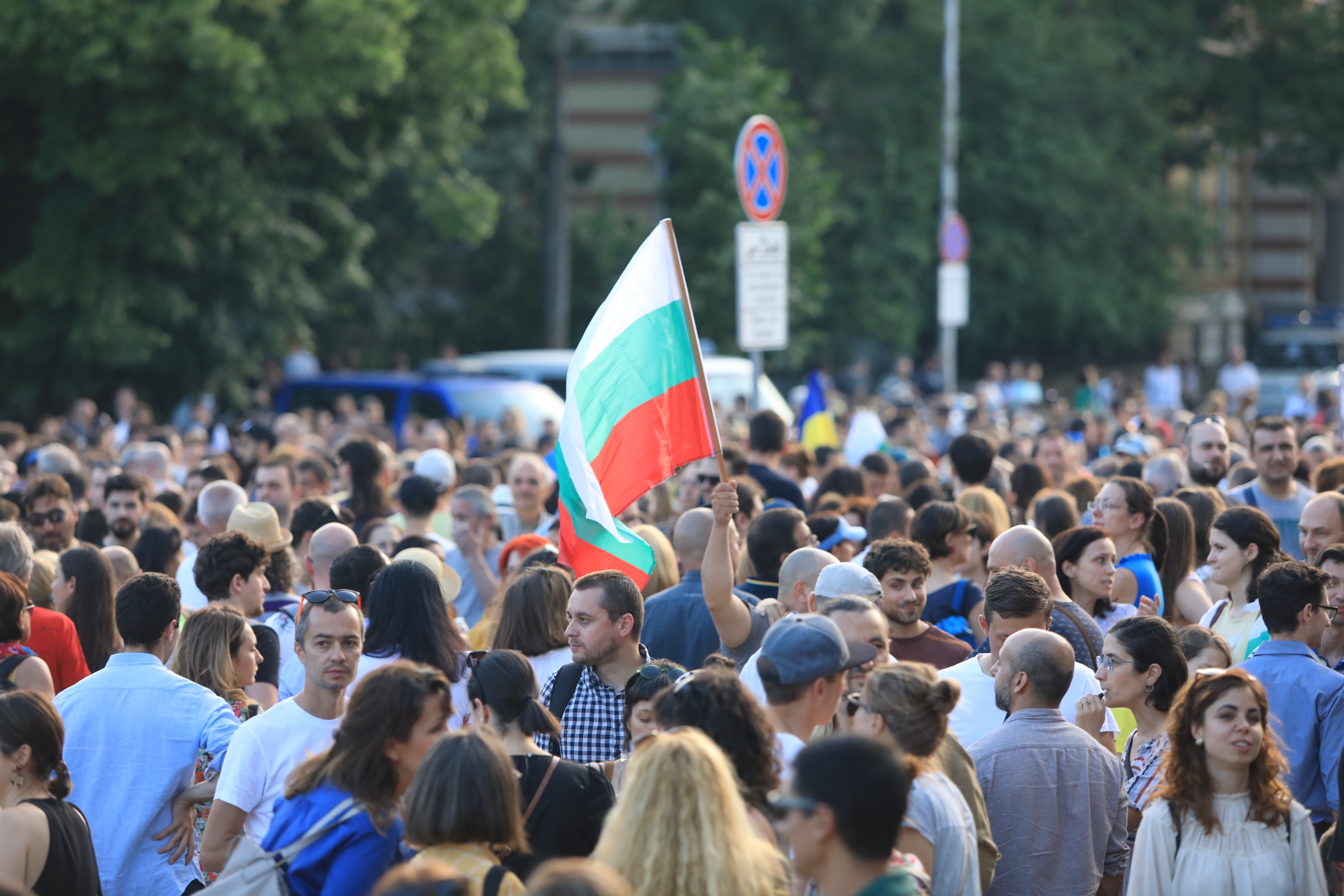 <p>Граждани се събраха на мирен протест в подкрепа на правителството на площад &bdquo;Свети Александър Невски&ldquo;. Исканията на демонстрантите са: България без корупция; да няма обединение между ГЕРБ, ДПС, &quot;Възраждане&quot; и &quot;Има такъв народ&quot;.</p>