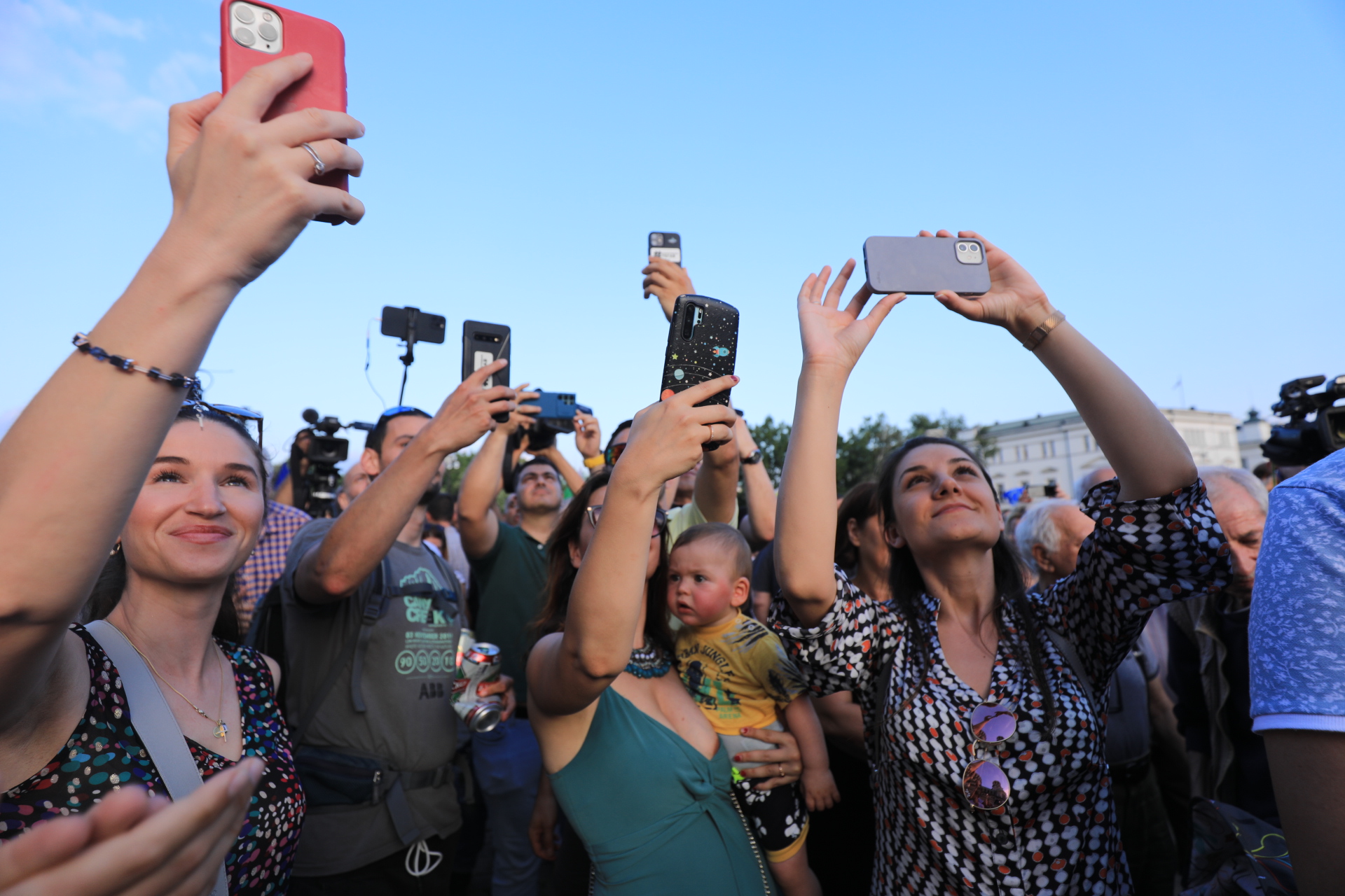 <p>Граждани се събраха на мирен протест в подкрепа на правителството на площад &bdquo;Свети Александър Невски&ldquo;. Исканията на демонстрантите са: България без корупция; да няма обединение между ГЕРБ, ДПС, &quot;Възраждане&quot; и &quot;Има такъв народ&quot;.</p>