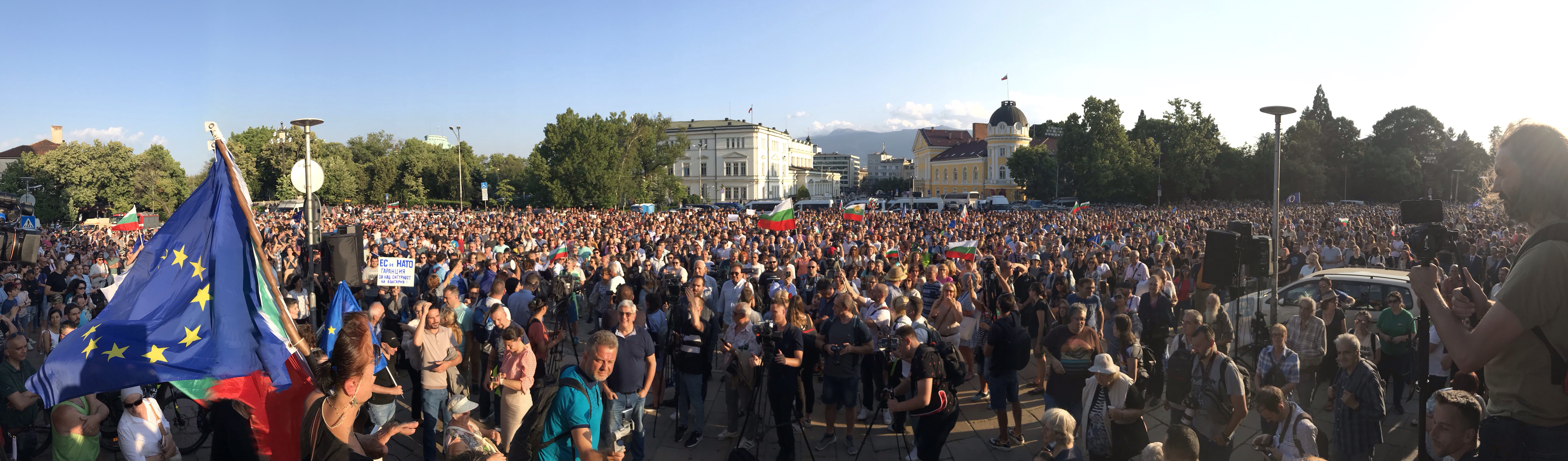 <p>Граждани се събраха на мирен протест в подкрепа на правителството на площад &bdquo;Свети Александър Невски&ldquo;. Исканията на демонстрантите са: България без корупция; да няма обединение между ГЕРБ, ДПС, &quot;Възраждане&quot; и &quot;Има такъв народ&quot;.</p>