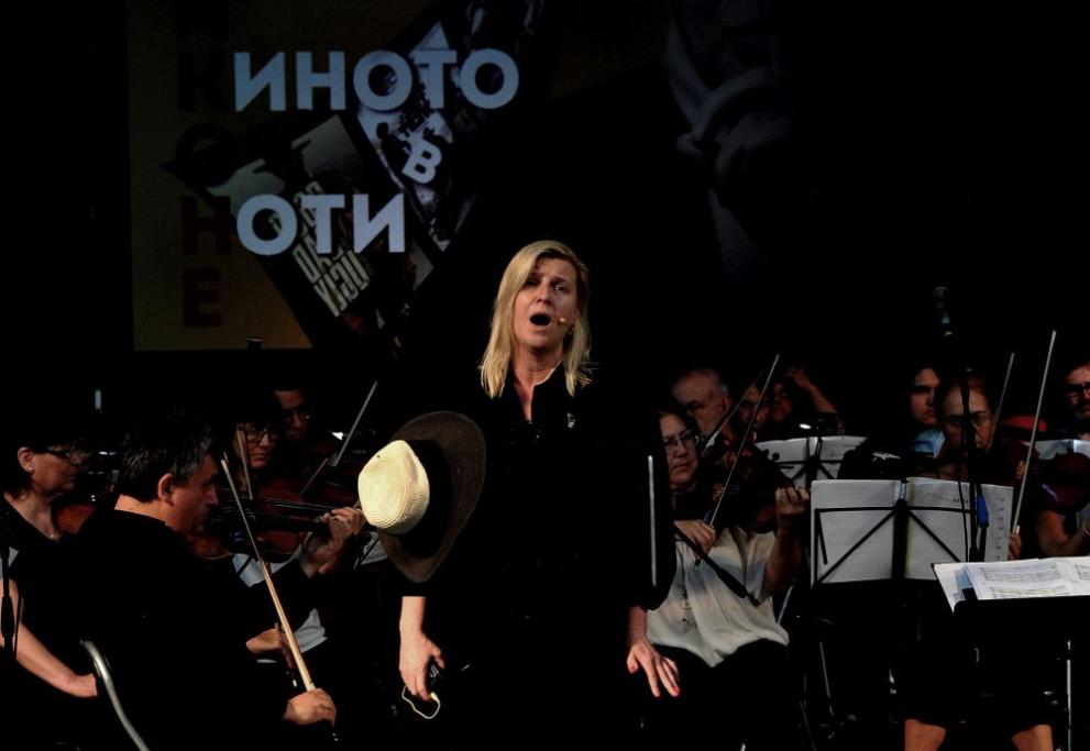 В Летния театър в Бургас беше представена премиерата на спектакъла