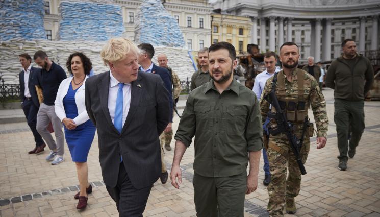 Джонсън - ИЗПОЛЗВАЧ? Джонсън звънял на Зеленски всеки път, когато има криза на Острова