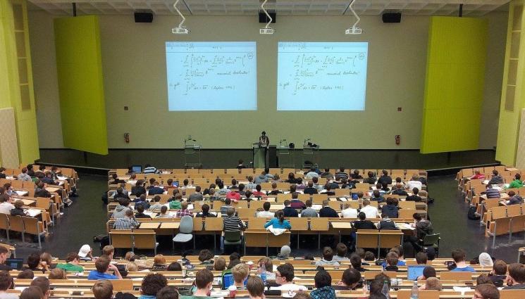 образование - Студенти теглят 7 бона кредит, за да учат