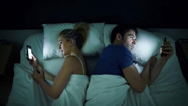 Влияе ли синята светлина от екраните на съня ни