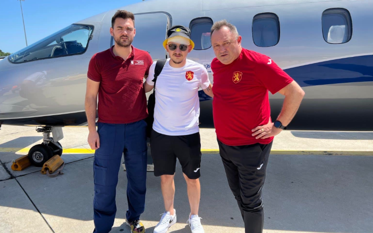 Самолетът с Тодор Неделев кацна в Бургас, чака го линейка (ВИДЕО)