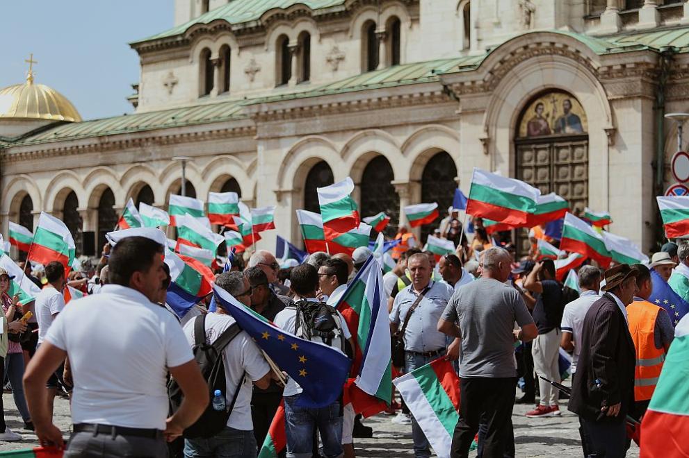 Протестиращи се събраха на площад Св. Александър Невски“. Една част