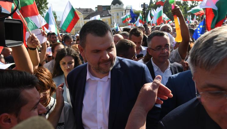 Пеевски - ОТ ДРУГАТА СТРАНА: Пеевски стана протестиращ (СНИМКИ+ВИДЕО)