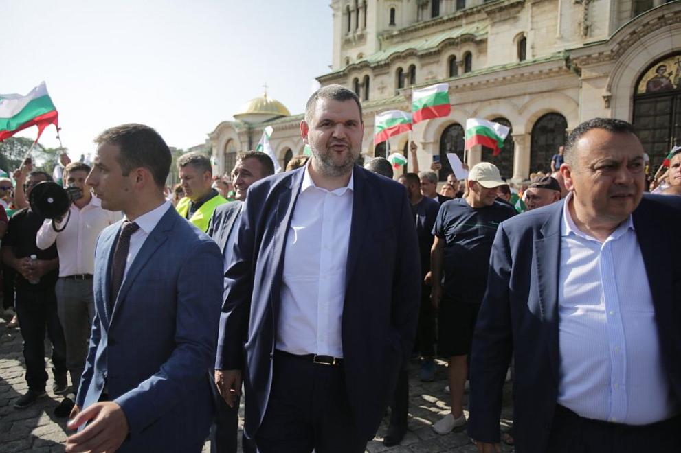 Протестиращи се събраха на площад Св. Александър Невски“. Една част
