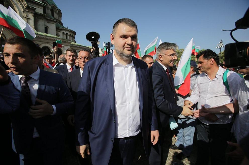  Делян Пеевски и Мустафа Карадайъ поздравяват симпатизанти на Движение за права и свободи 