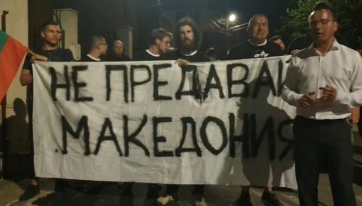 Ангел - НАПРЕЖЕНИЕ ПРЕД КЪЩАТА НА БОРИСОВ: Депутати си налитат заради Северна Македония (ВИДЕО)