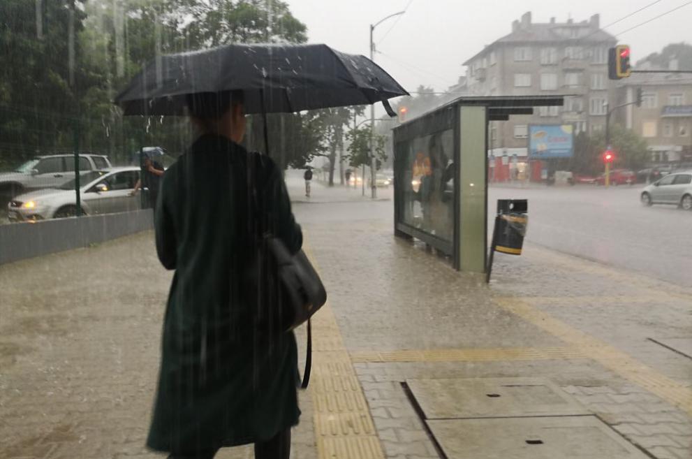 Силна буря се разрази в София в петък следобед. За