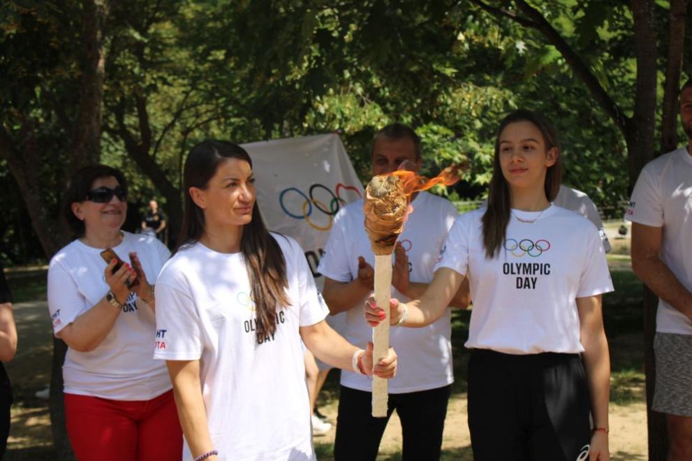 Спортистите от Благоевград бягаха с олимпийския огън, запален от две