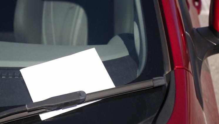 а - ДОБРОТО СЪЩЕСТВУВА: Съвестен шофьор надра кола, остави бележка с извинение и контакт за поемане на вината (СНИМКА)