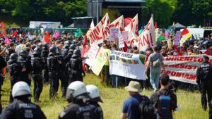 Лидерите на Г 7 бяха посрещнати от 4 000 еко протестиращи