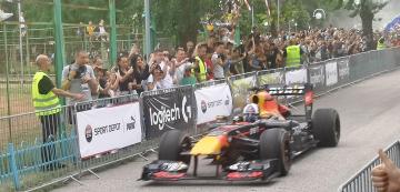 <p>Толкова близо и същевременно толкова далеч, но Red Bull Showrun в Пловдив даде достъп на хилядите фенове да се докоснат за кратко да ексклузивния свят на Формула 1.</p>
