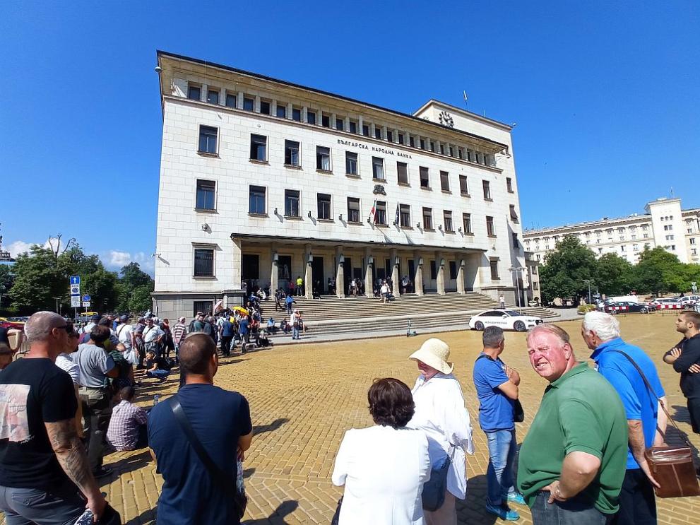 Огромна опашка се изви още от вчера вечерта пред Българската