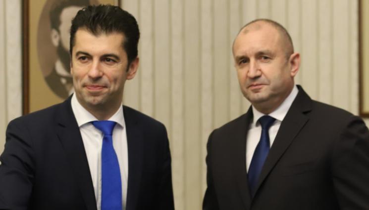 а - НАПРЕЖЕНИЕТО СЕ ЗАДЪЛБОЧАВА: 