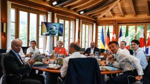 Лидерите на Г 7 обещаха днес да продължат финансовата хуманитарната военната