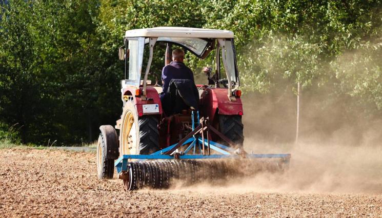 трактор - Агро Телеграф: Цените на нивите в Монтана и Враца летят стремително нагоре