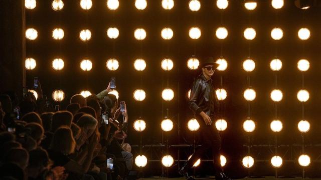 Звездният дизайнер Еди Слиман закри Седмицата на мъжката мода в Париж