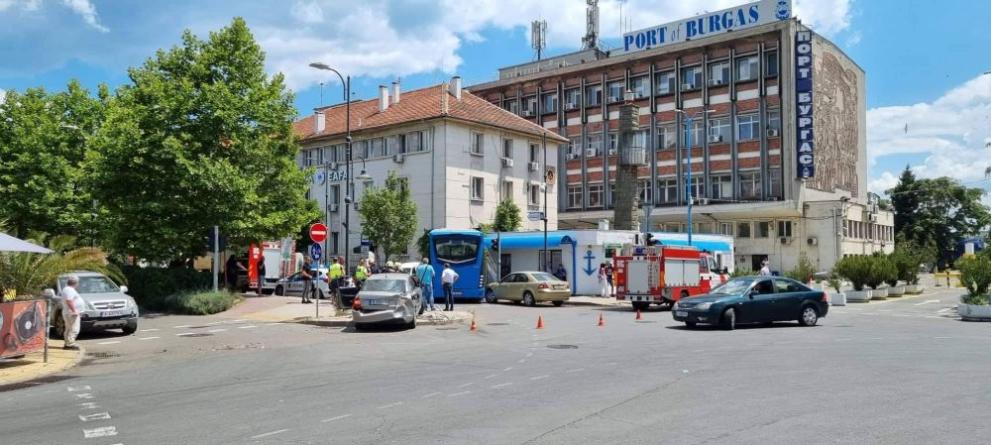 Автобус на градския транспорт с пътници се вряза в бетонната