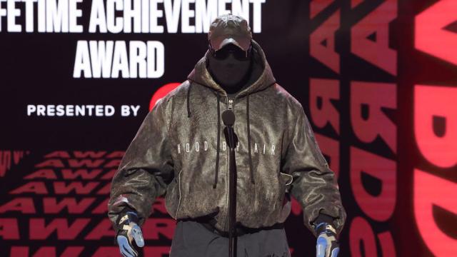 Новият стил на Кание Уест смути феновете му (СНИМКИ)