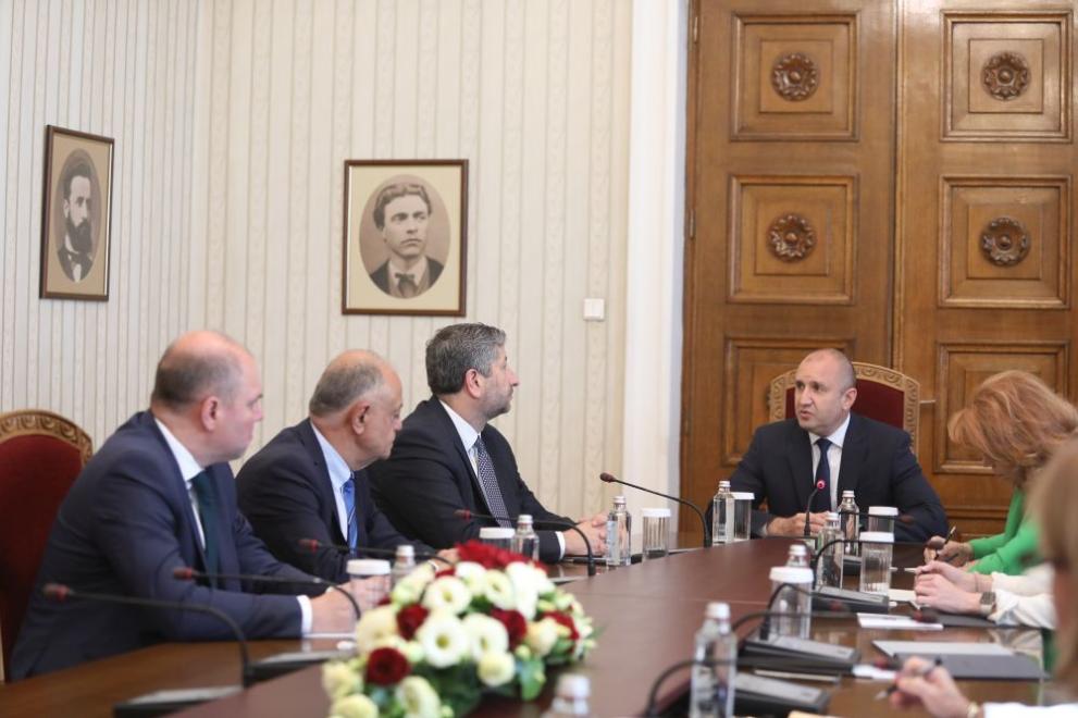 Президентът Румен Радев ще проведе в понеделник консултации с представители