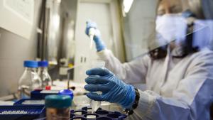 Учени: Микропластмасата помага на опасни вируси да оцеляват в сладководни басейни