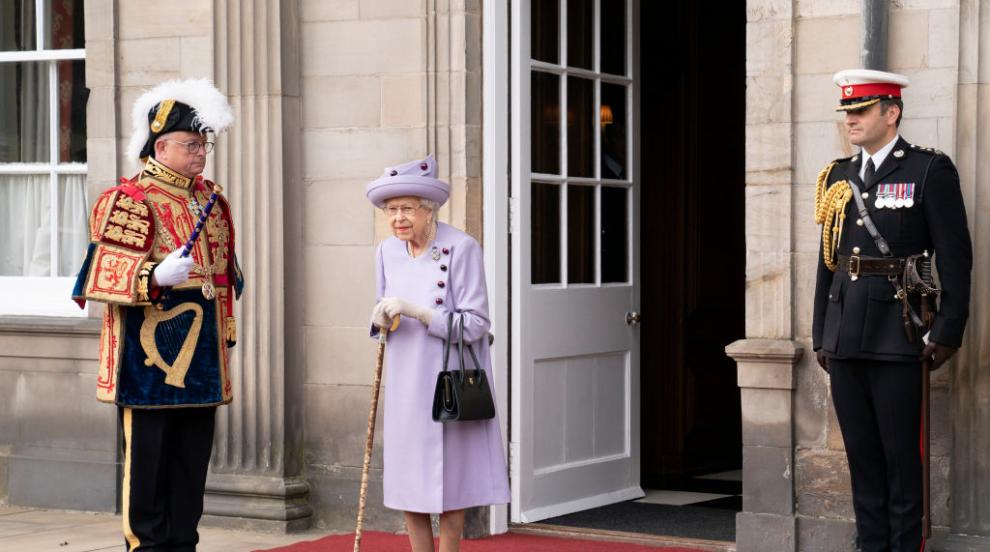 С усмивка и в лилаво: Кралица Елизабет на годишната си обиколка в Шотландия (ГАЛЕРИЯ)