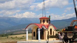 Монтираха 22 тонен параклис в землището на село Бараково в близост до