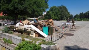 Провокативна арт инсталация от изхвърлени на нерегламентирани места отпадъци е