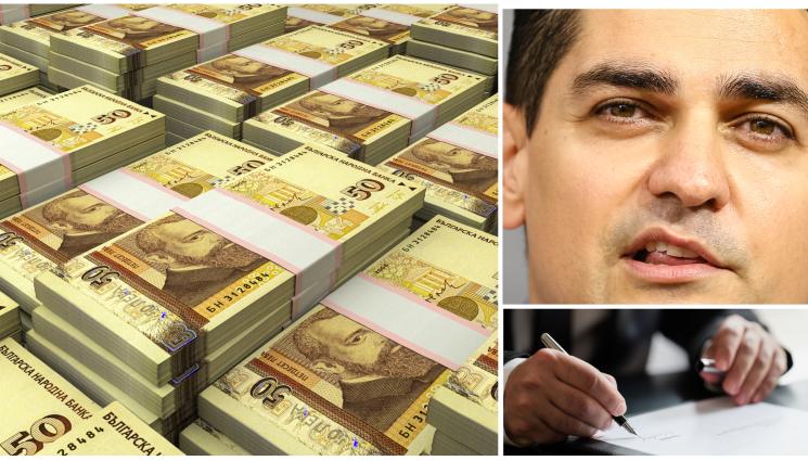 пари Радостин Василев - Спортният министър в оставка Василев подписа заповед за финансиране на 10 спортни обекта за 3,9 млн. лв., два от тях са в родния му  Плевен, други 2 – в Златоград