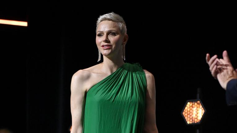  Принцеса Шарлийн и възвишеност в зелено 