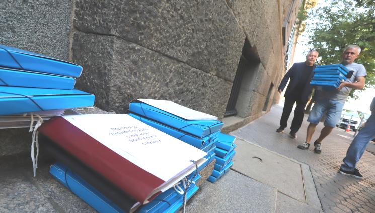 а - Инициативен комитет внесе 110 хил. подписа срещу задължителния машинен вот