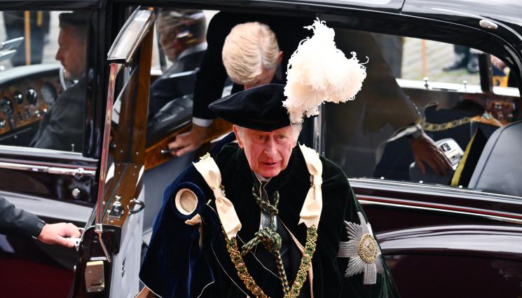 принц чарлз - Принц Чарлз с очарователна първа среща с внучка си Лилибет