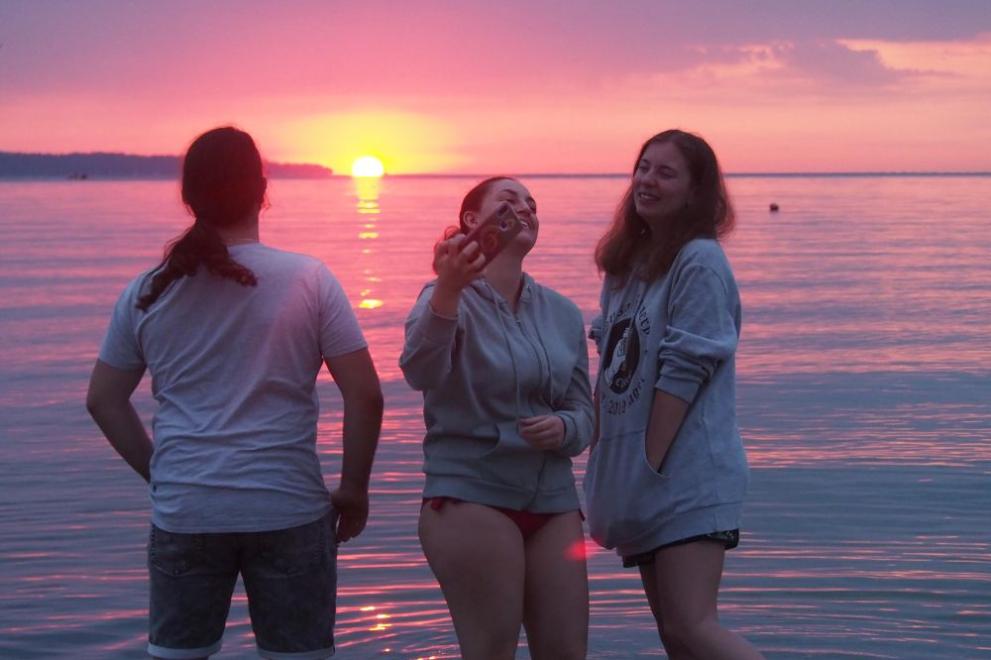 Десетки ентусиасти се събераха край морския бряг през нощта срещу