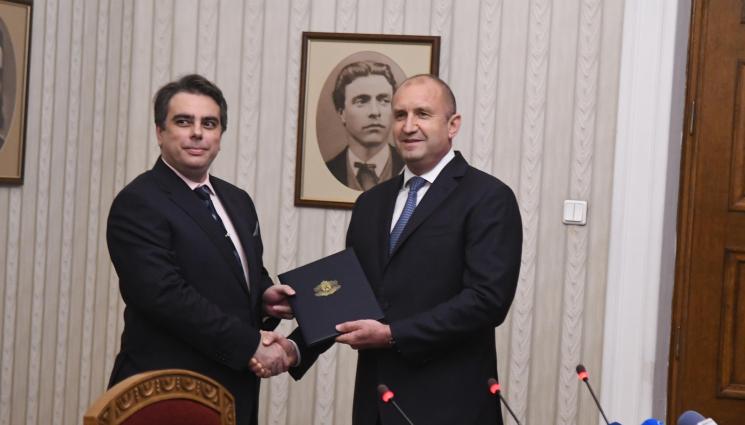 Радев Василев - ОФИЦИАЛНО: Асен Василев връща празна папка на Румен Радев