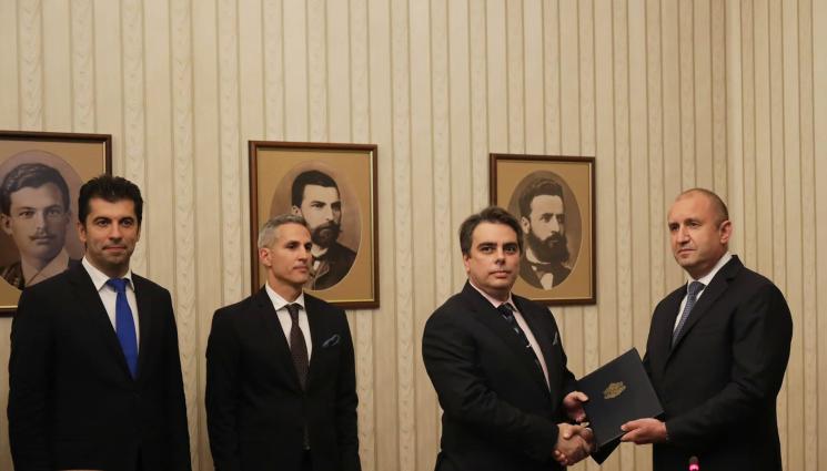 Радев Василев - РАДЕВ ЗАВЪРТЯ МАНДАТНАТА РУЛЕТКА: Първото раздаване е за