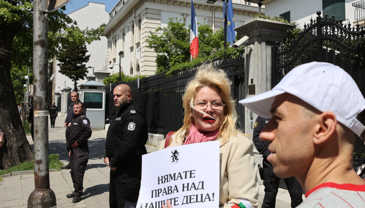 протест - НЕДОВОЛСТВО: Протестиращи излезнаха пред френското посолство за защита на българския интерес