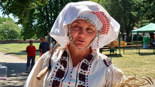100-годишни автентични носии показаха в село Недан (СНИМКИ)