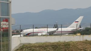 На летище София кацна първият от двата самолета на Руската